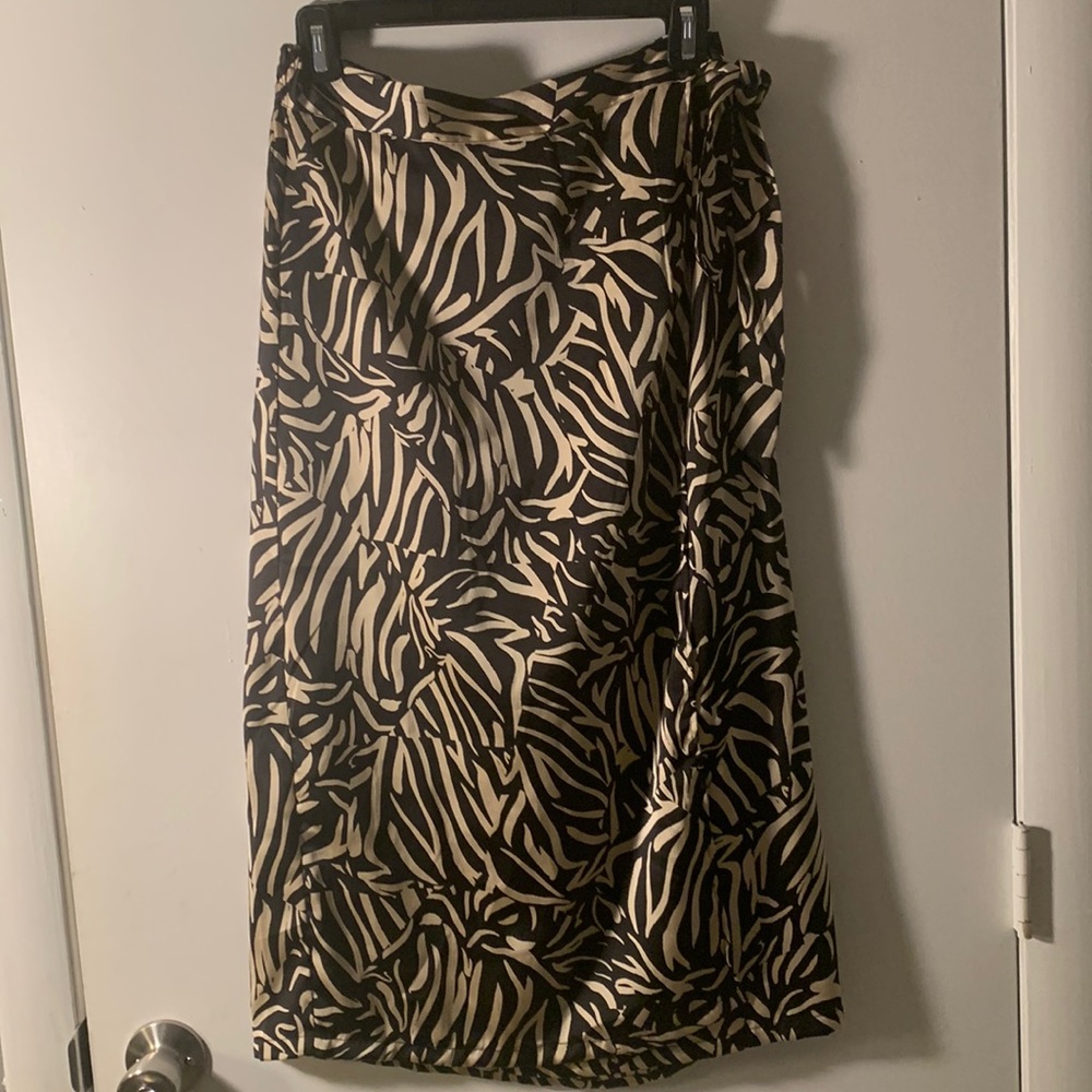 NWT Wrap Skirt. Size L. Multi Color Black & Cream.